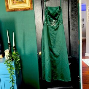 Size 10 hunter green prom/bridesmaid’s dress.